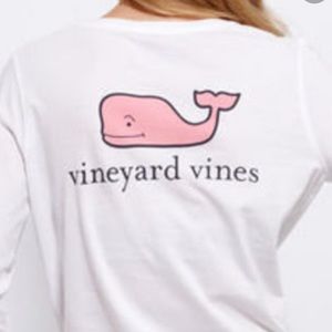 White vineyard vines shirt with pink whale